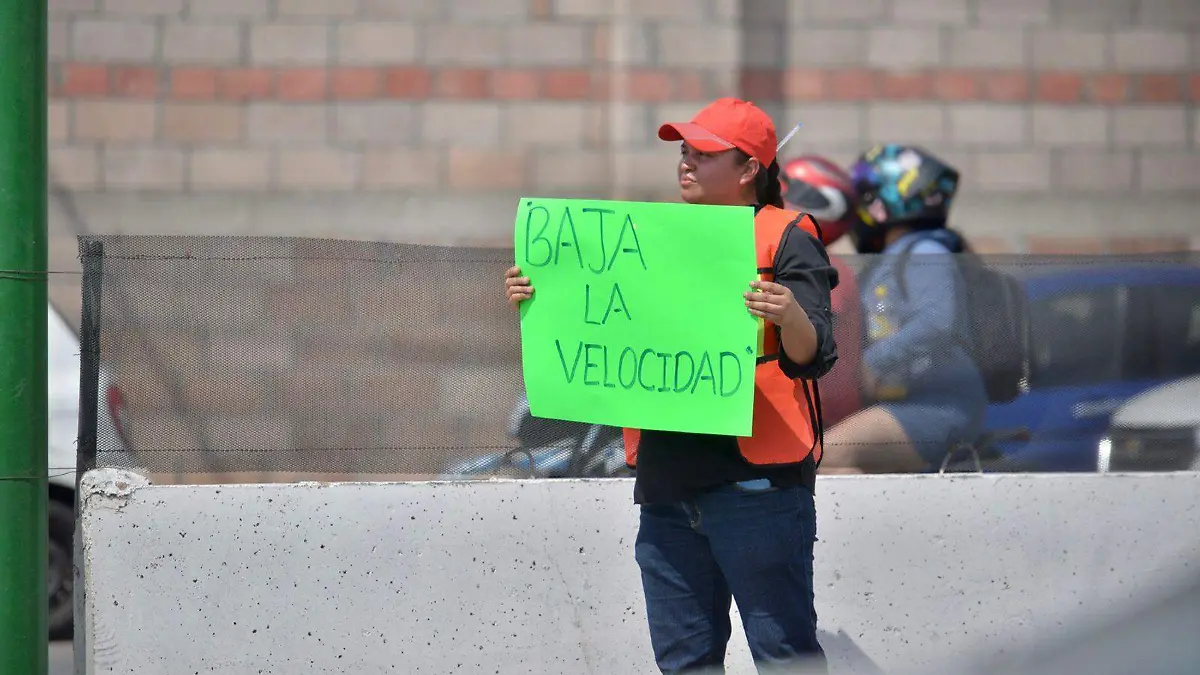 ciudadanos regulan tráfico en Quintas de la Hacienda (1)